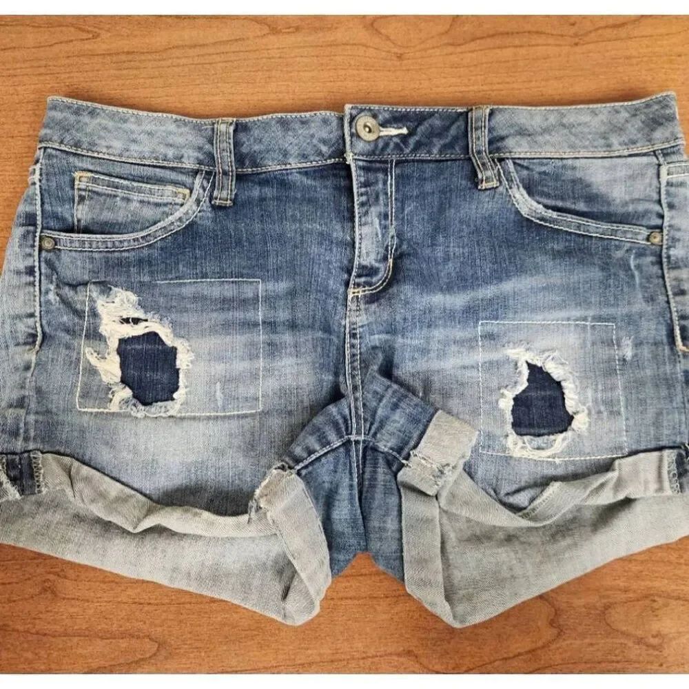 Arizona 11 blue denim shorts with cuffed hem. Measures approx 32 waist, 2.5 inse